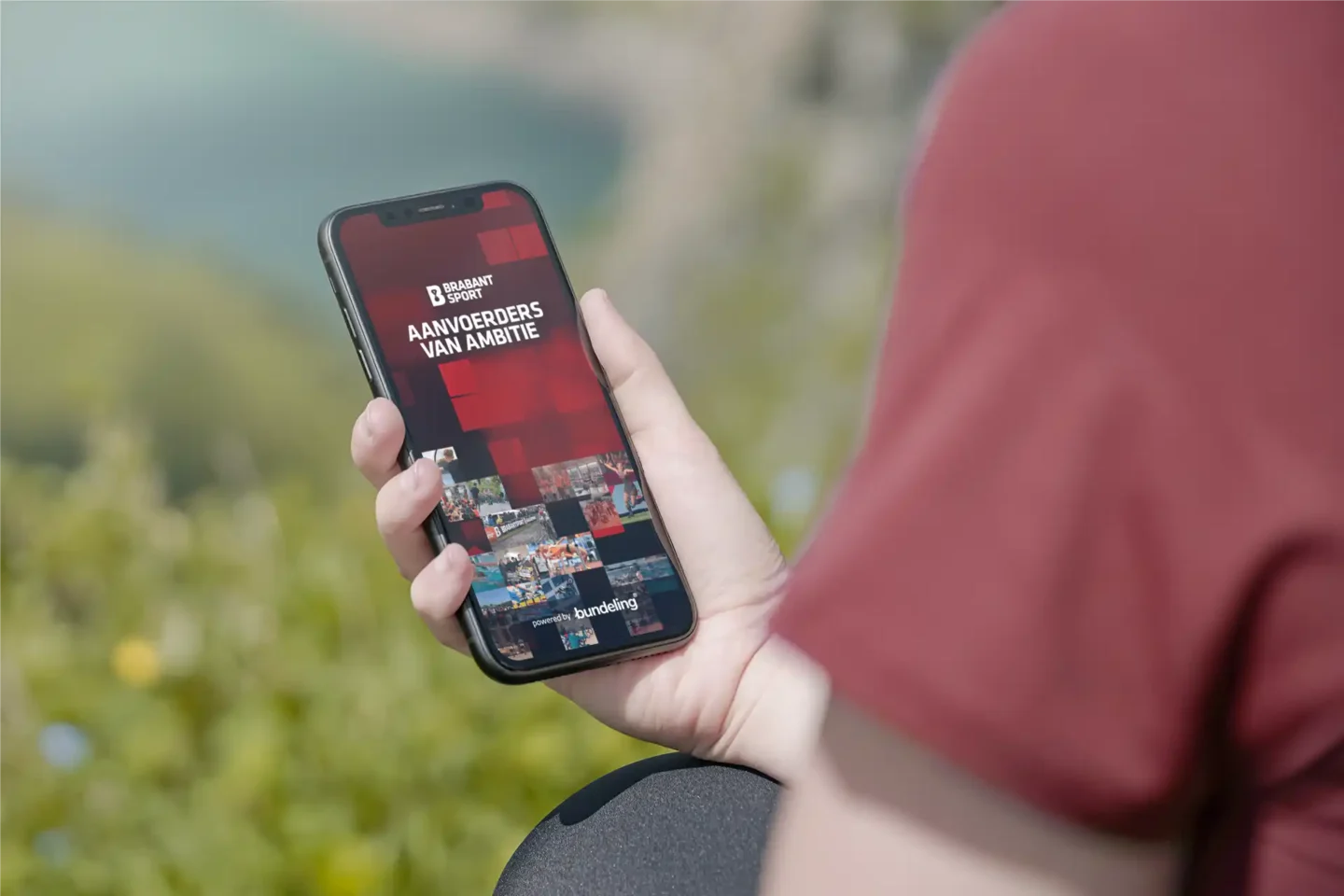 Smartphone met de Brabant Sport app in de natuur