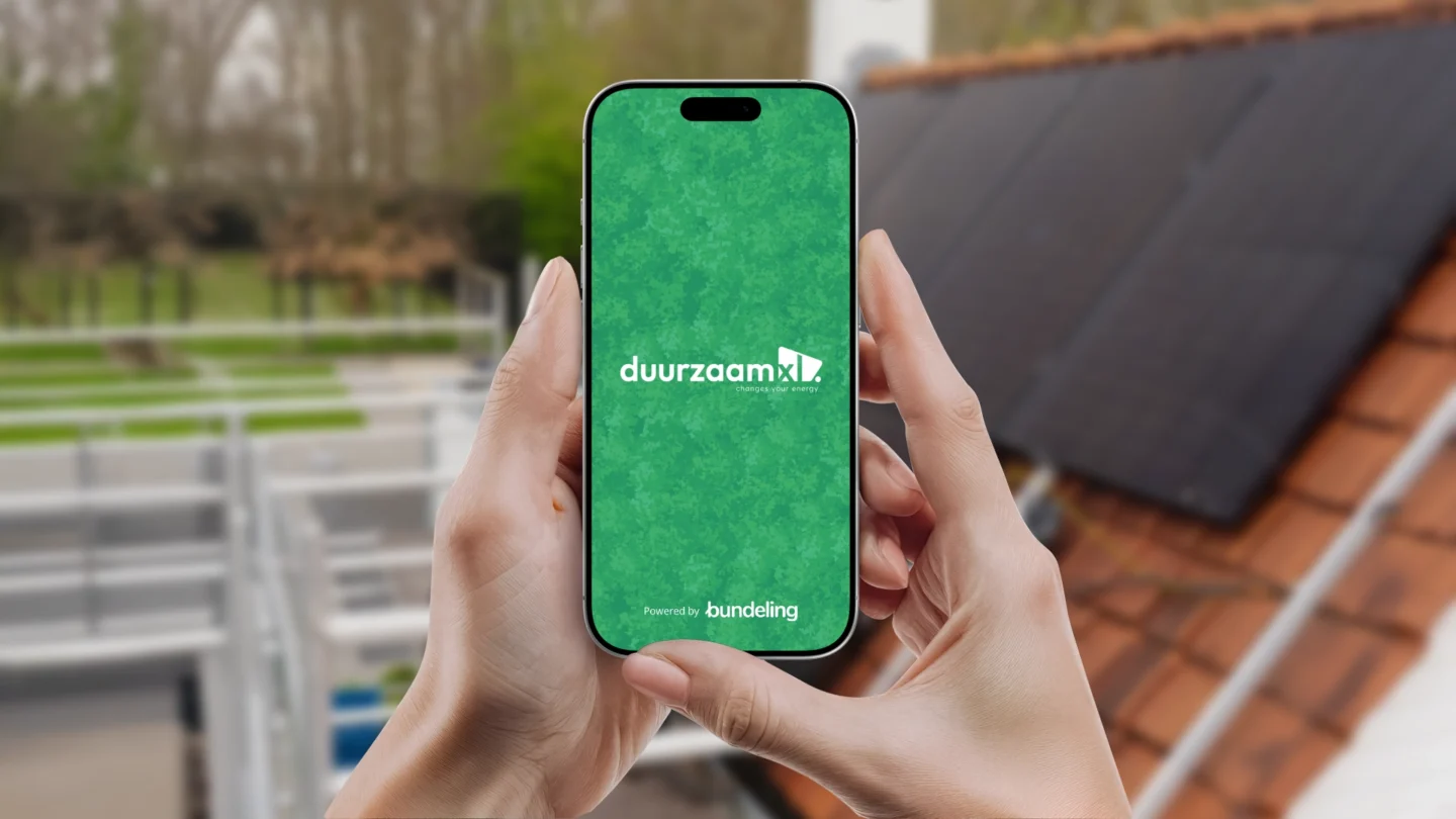 Smartphone met de DuurzaamXL app op een stijger