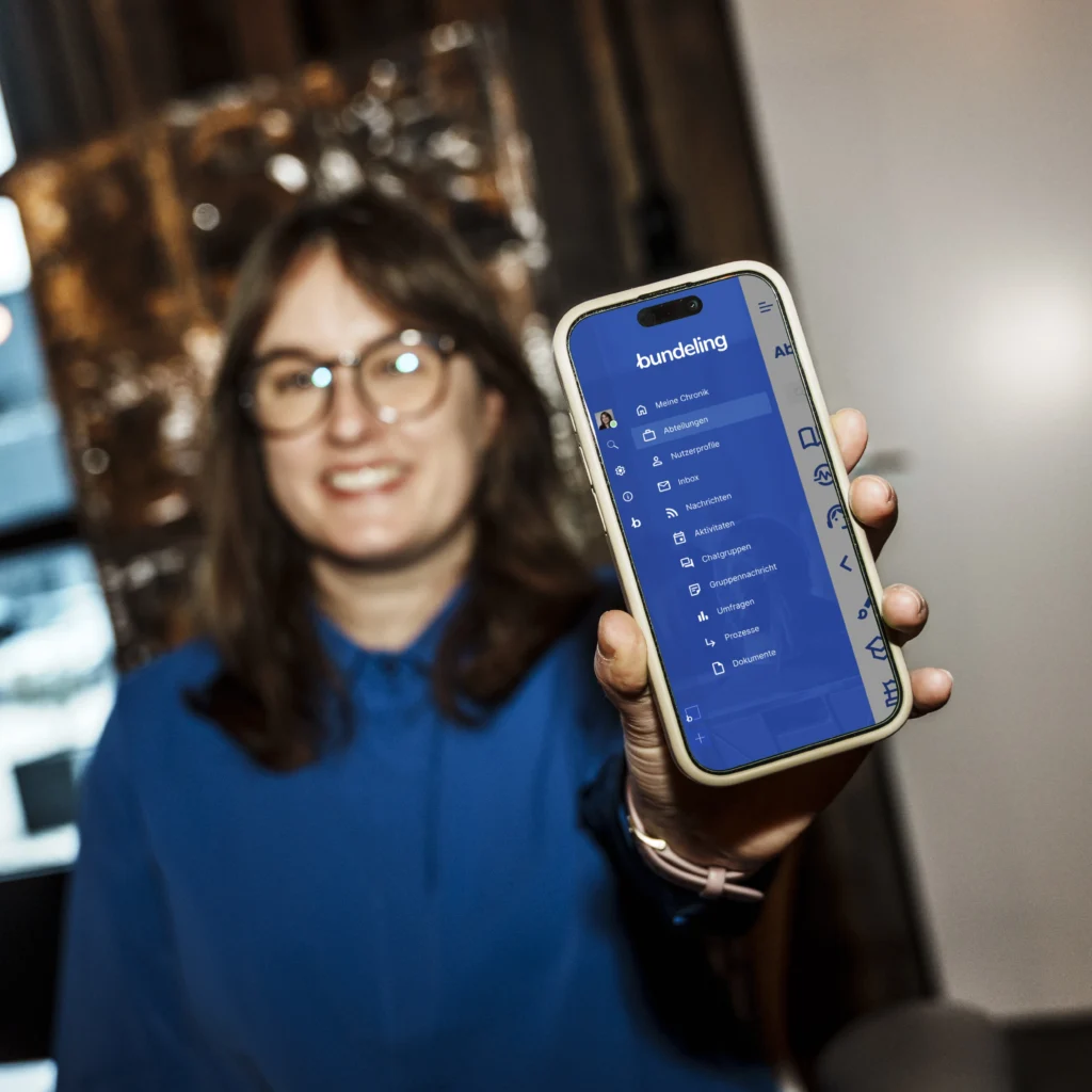 Woman showing the Bundeling App menu to the camera.