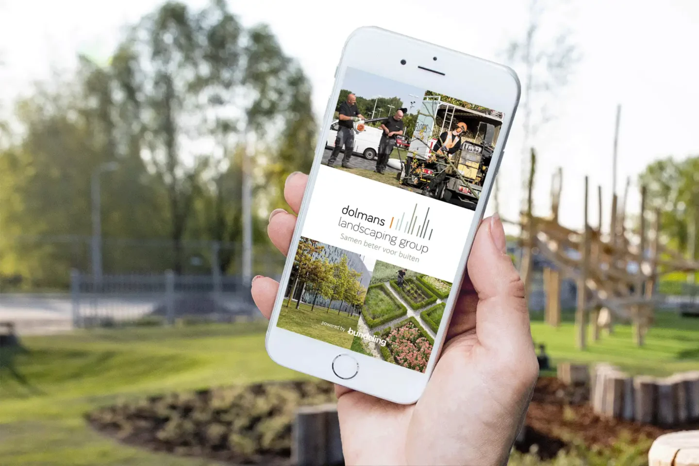 Smartphone met de Dolmans app in een tuin