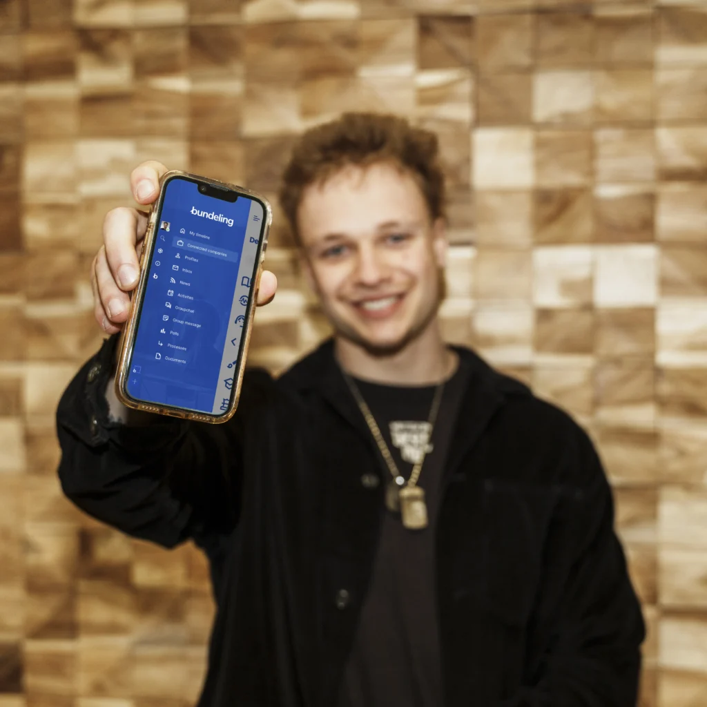 Man showing the Bundeling App menu to the camera.