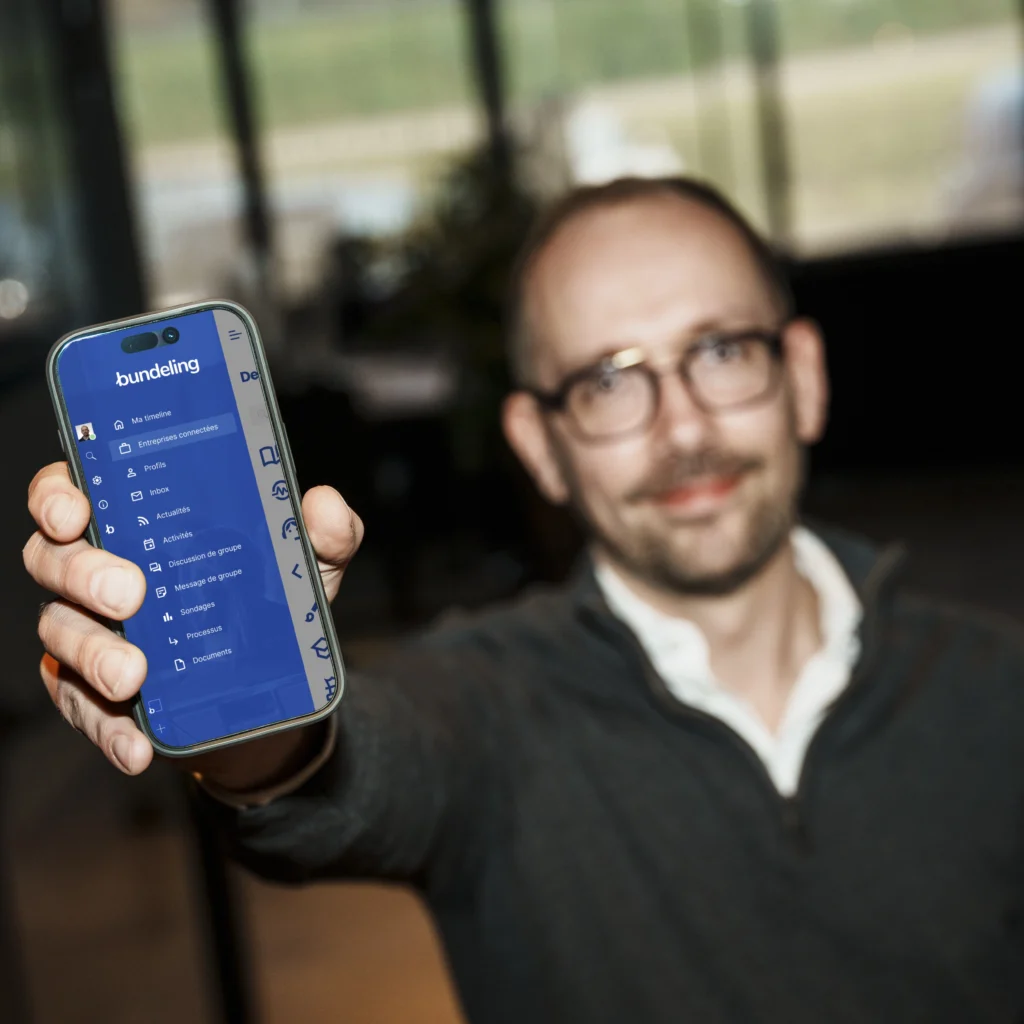 Man showing the Bundeling App menu to the camera.