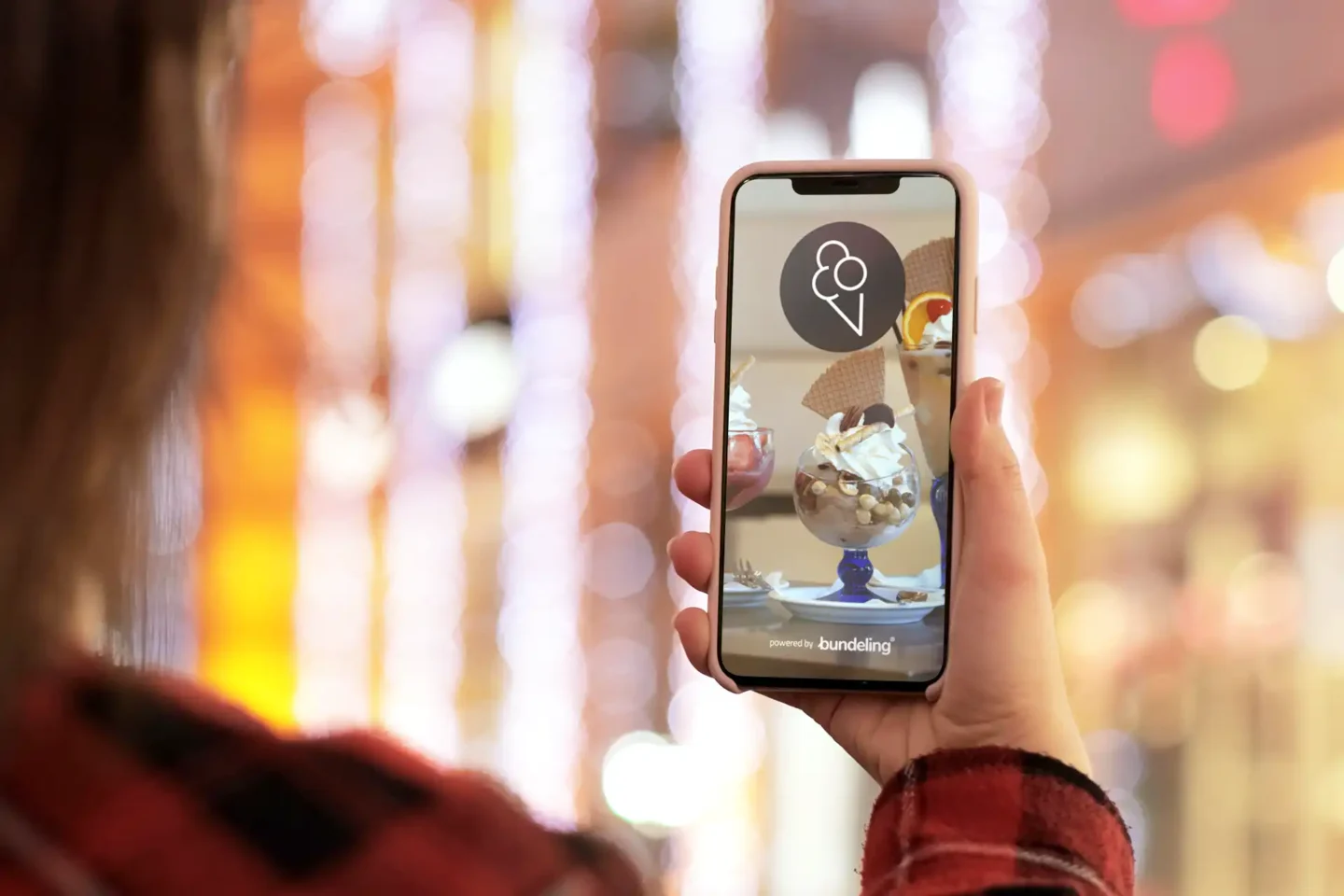 Smartphone met de Clevers app in een kleurrijke omgeving
