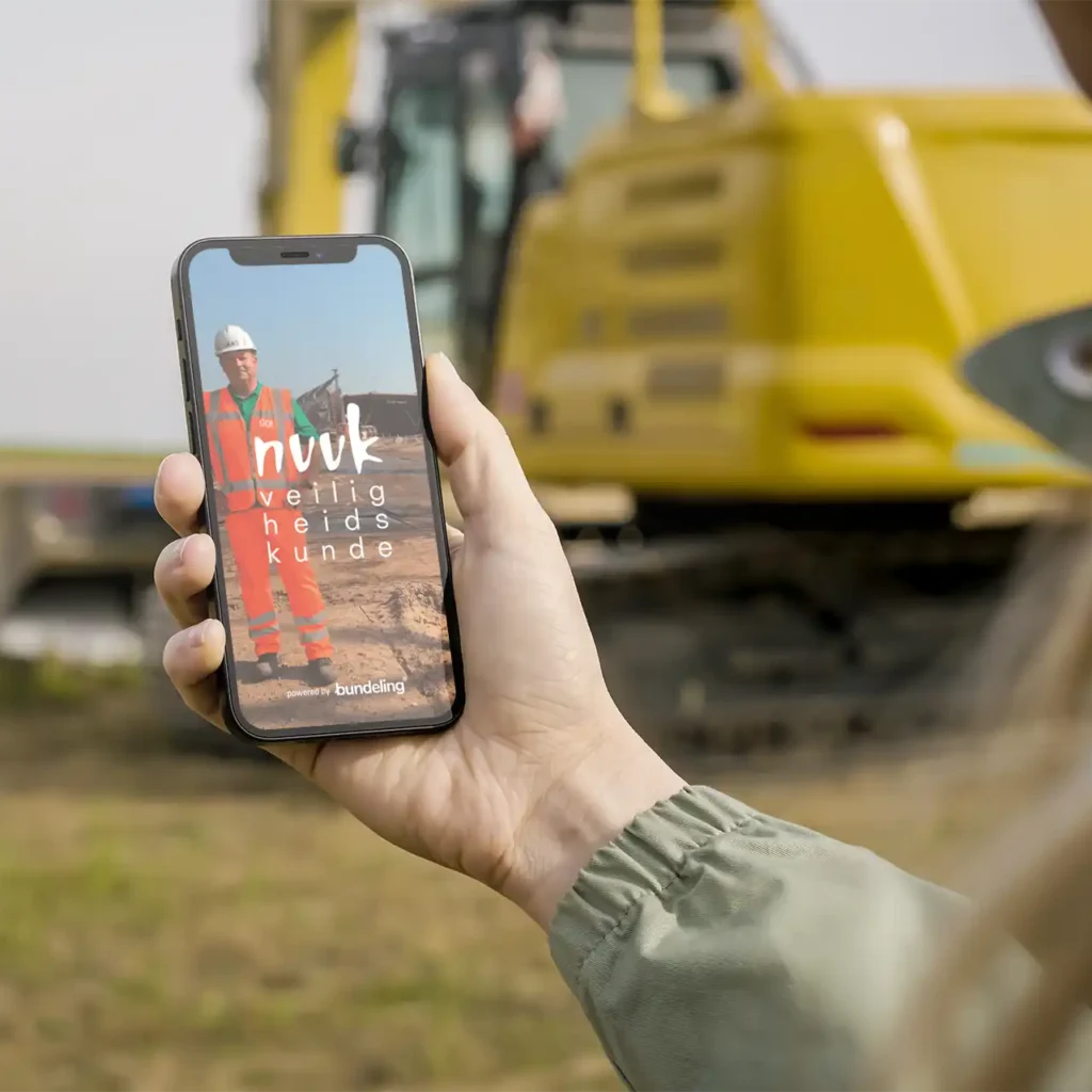 Smartphone op een bouwterrein met de NVVK app
