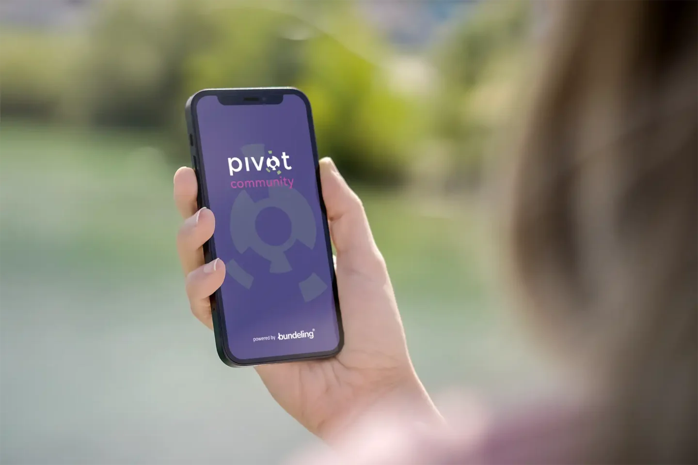 Smartphone met de Pivot Community app
