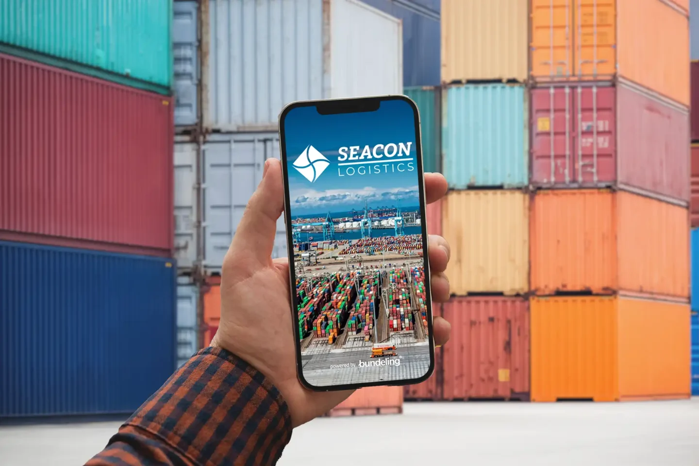 Smartphone met de Seacon app in een container haven