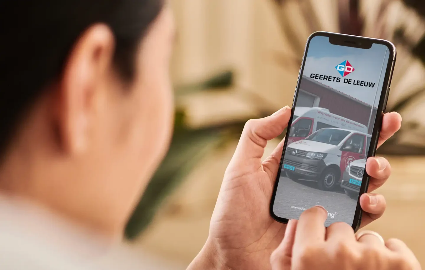 Smartphone met de Geerets de Leeuw app