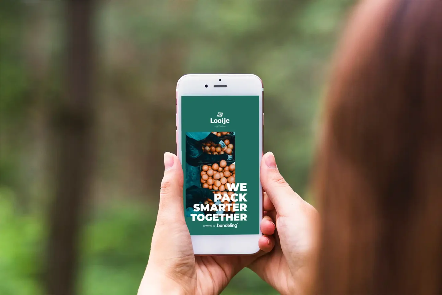 Smartphone met de Looije app in een buiten setting