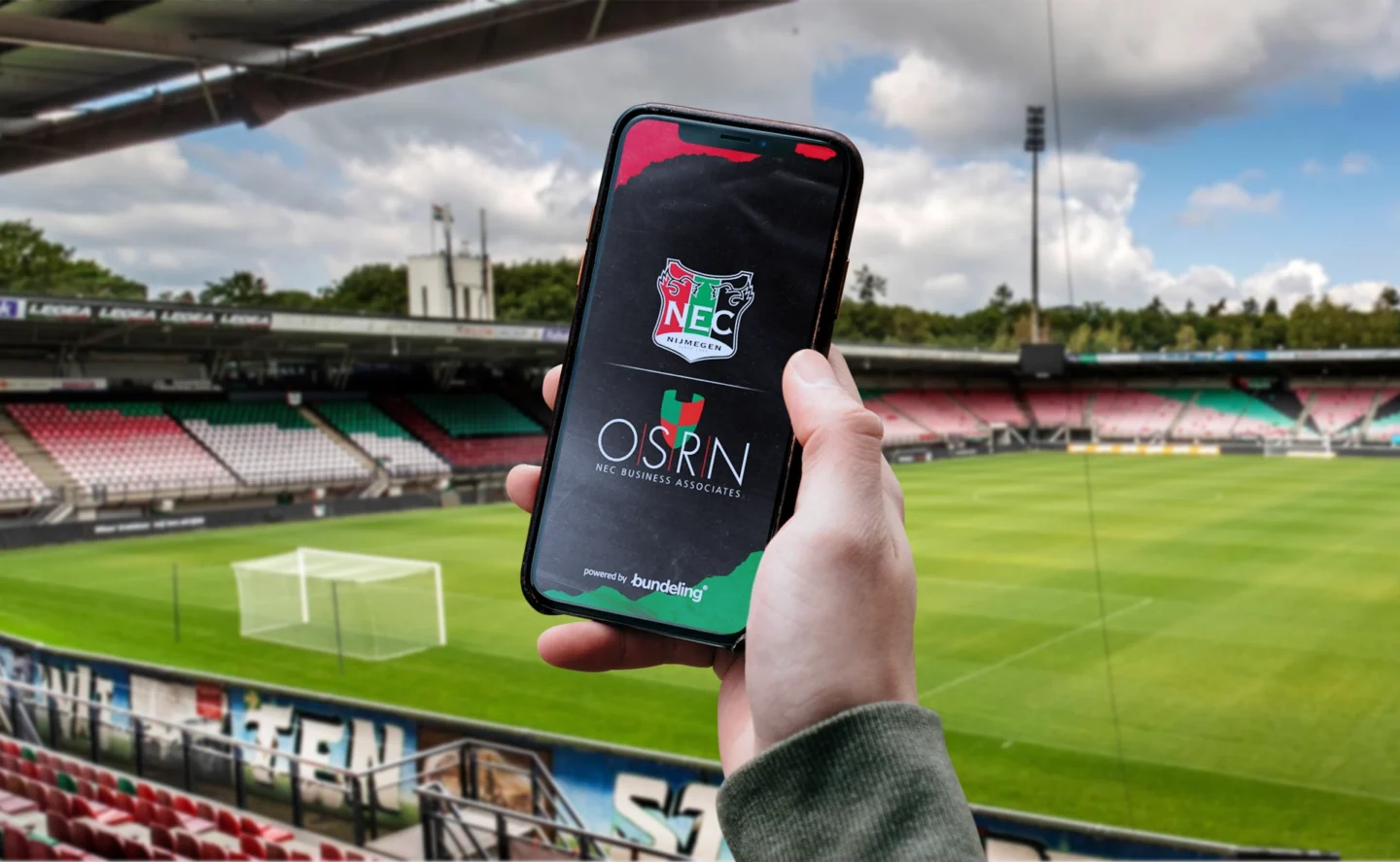 Smartphone met de NEC app in het stadion