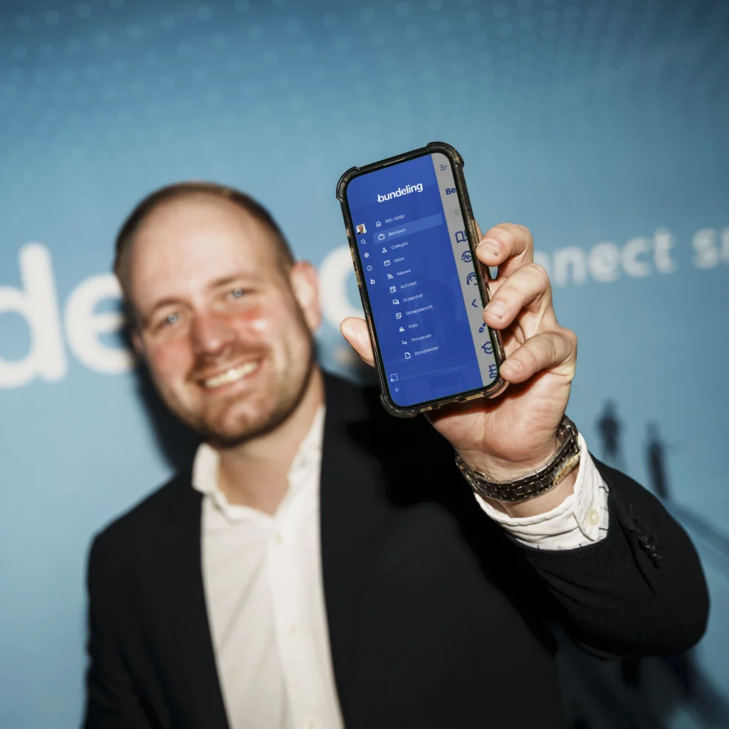 Man showing the Bundeling App menu to the camera.