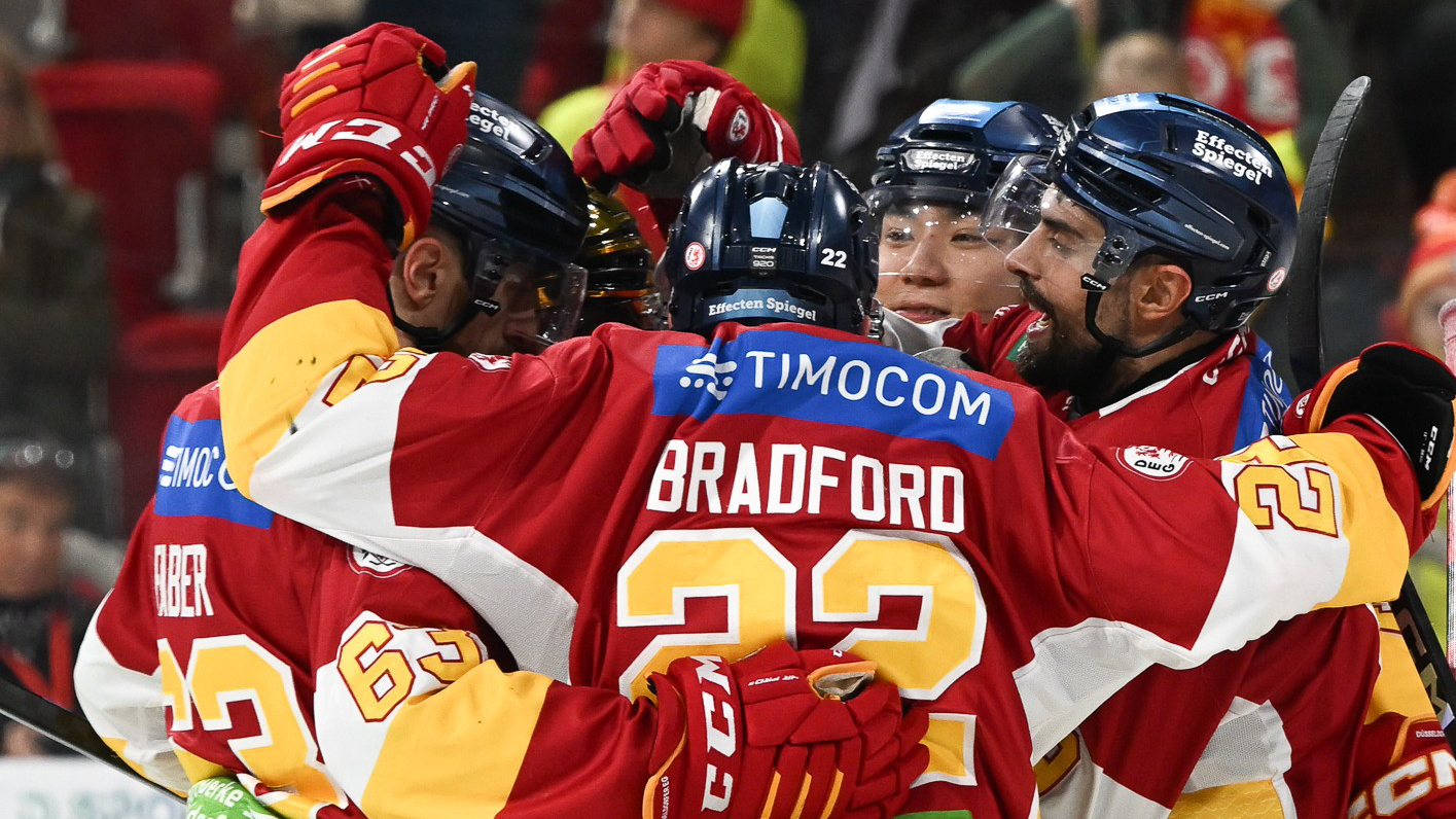 ice-hockey players celebrating a goal